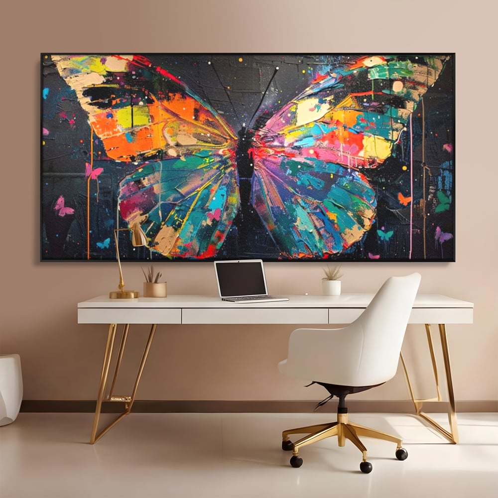 Tablou canvas cu tablou canvas cu fluture multicolor, in rama de aluminiu negru, pe perete intr-un birou